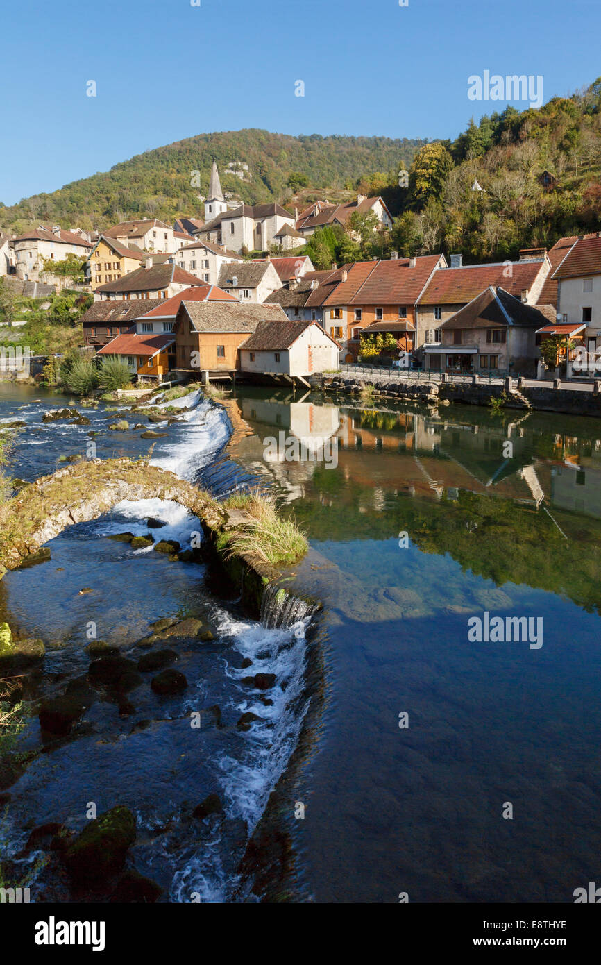 Fiume Loue e ponte medievale nel pittoresco villaggio di Les Plus Beaux Villages de France. I LOD, Loue Valley, Doubs, Francia Foto Stock