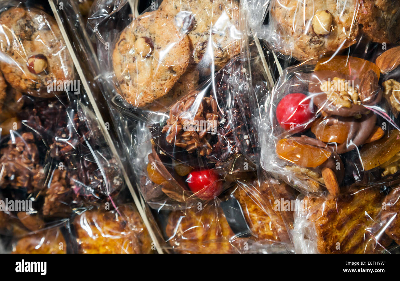 Set di Francese dolci confezionati giaceva sul contatore, cioccolato, caramelle e biscotti. Messa a fuoco selettiva Foto Stock