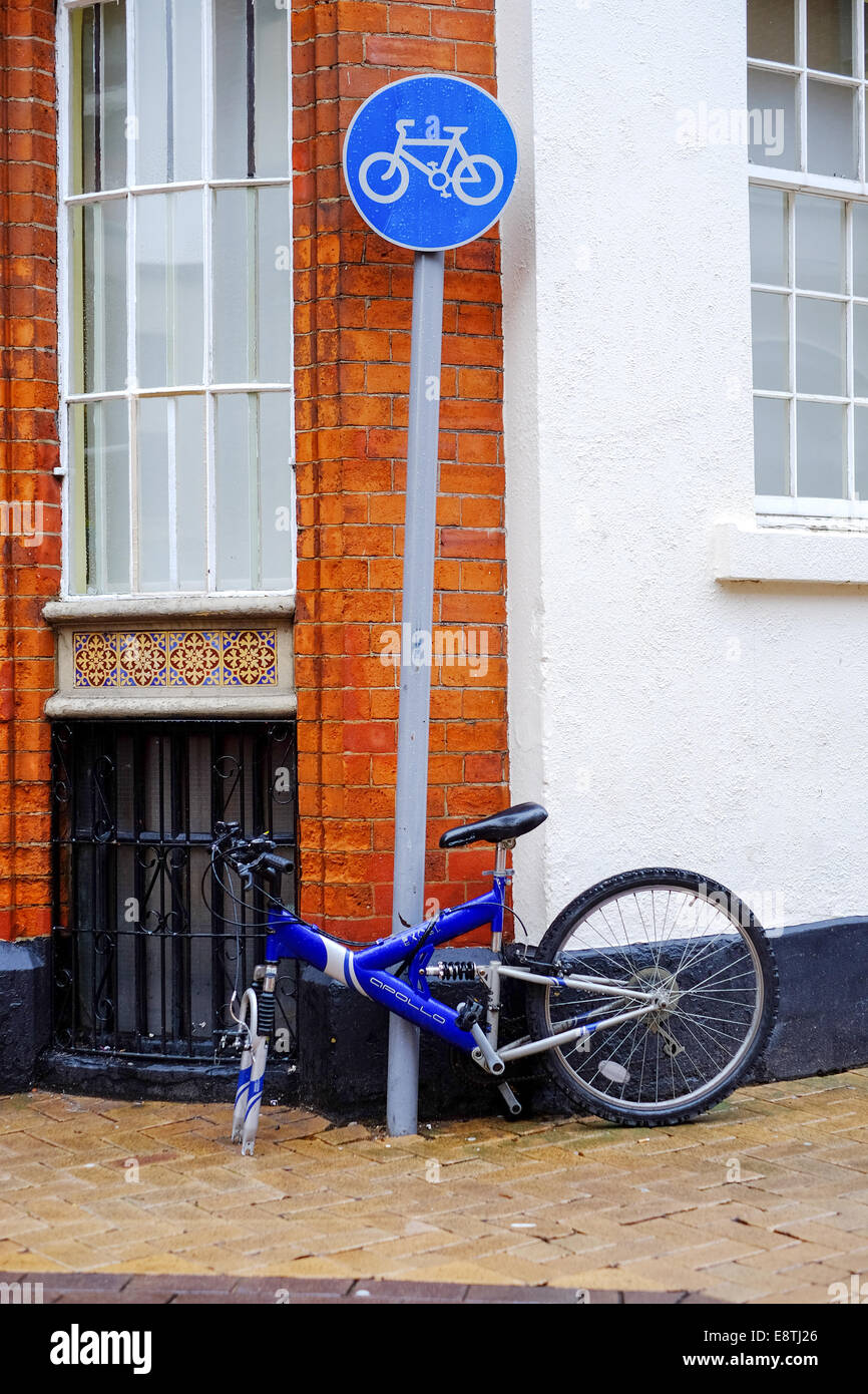 Noleggio incatenato al segno del ciclismo ,Nottingham Lace market , in Inghilterra . Foto Stock