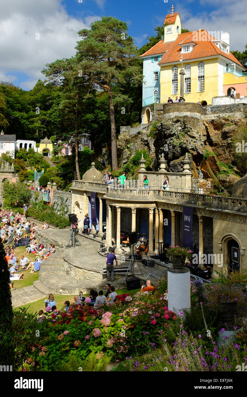 PORTMEIRION, IL GALLES DEL NORD - 7 Settembre: folla raccolta in attesa di una performance, durante il Festival No.6, il 7 settembre 2014 Foto Stock