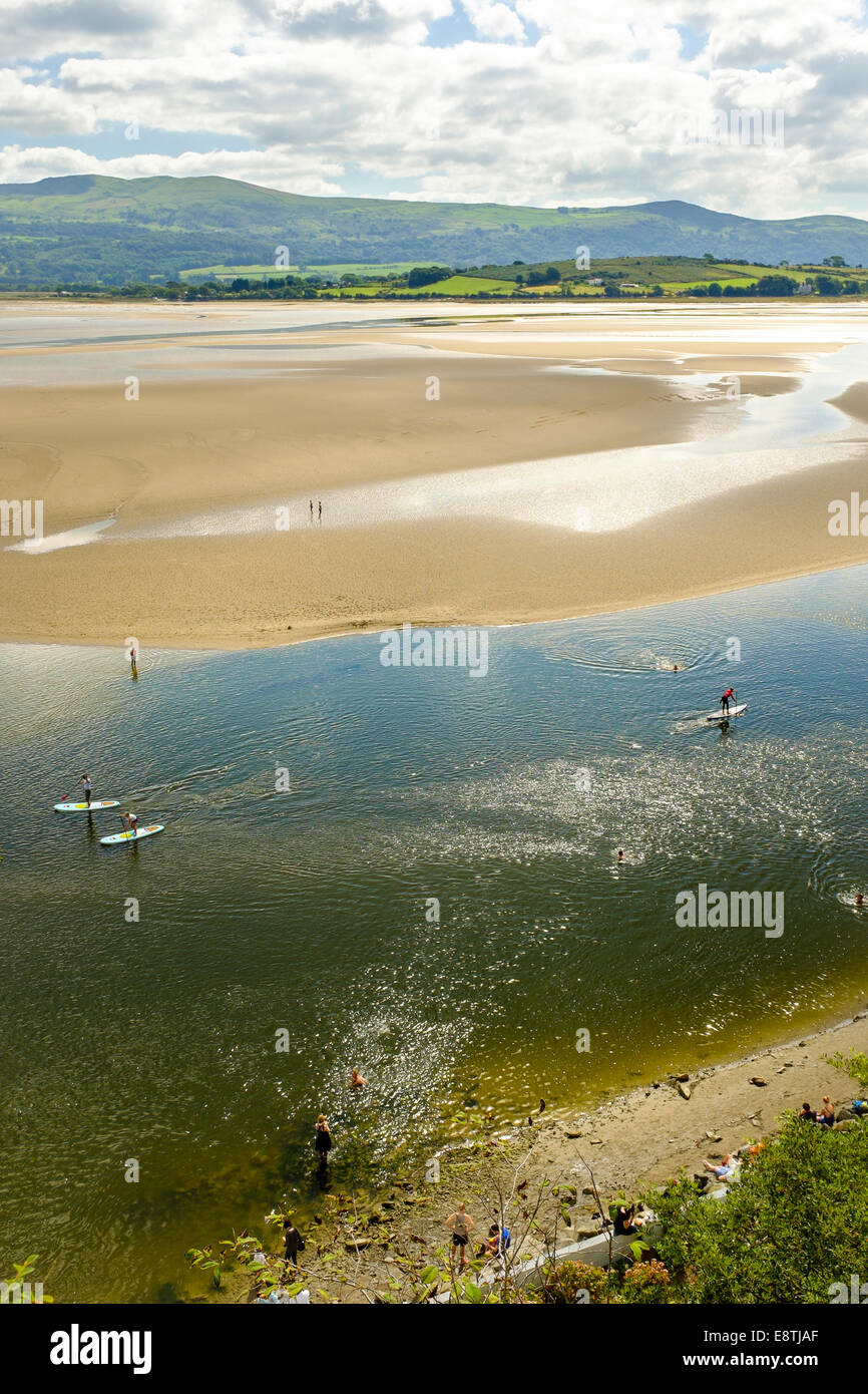 Paddle Boarders (cortesia di Volvo Cars sponsorizzazione) sull'estuario, il 7 settembre 2014 in Portmeirion, Galles del Nord, Regno Unito Foto Stock
