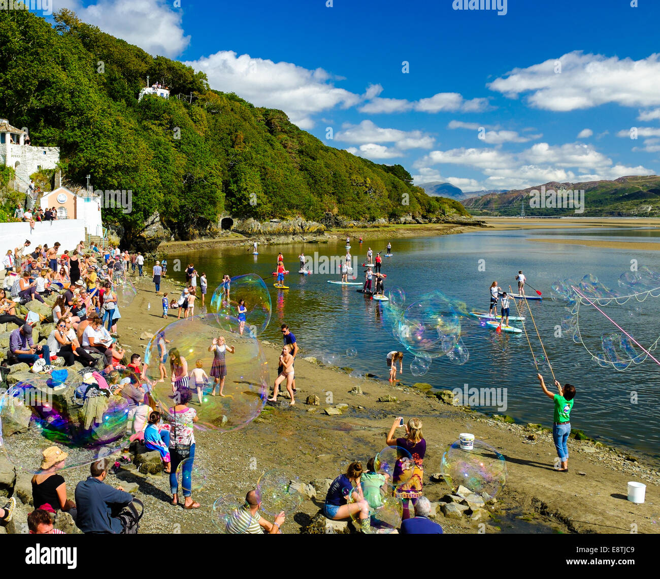 I dipendenti di 'Dr Zig's" rendendo bolle sulla spiaggia Portmeirion, famiglie divertendosi, il 7 settembre 2014 Foto Stock