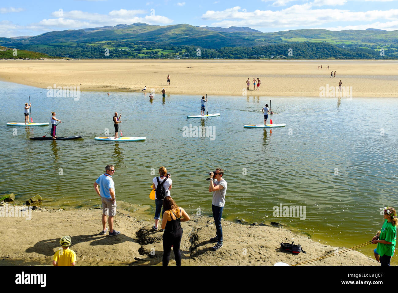 PORTMEIRION, IL GALLES DEL NORD - 7 Settembre: Paddle Boarders (cortesia di Volvo Cars sponsorizzazione) sull'estuario, il 7 settembre 2014 Foto Stock