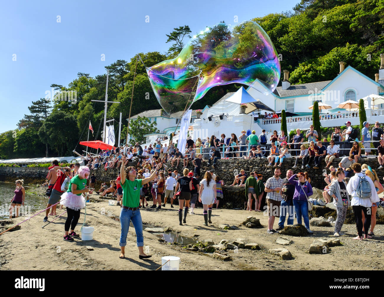 I dipendenti di 'Dr Zig's" rendendo bolle sulla spiaggia Portmeirion, famiglie divertendosi, il 7 settembre 2014 Foto Stock