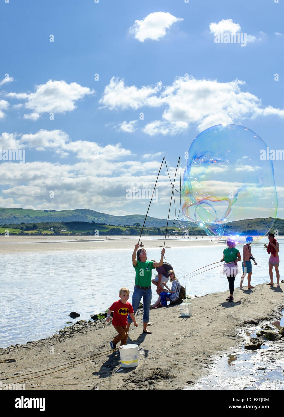 I dipendenti di 'Dr Zig's" rendendo bolle sulla spiaggia Portmeirion, famiglie divertendosi, il 7 settembre 2014. Foto Stock