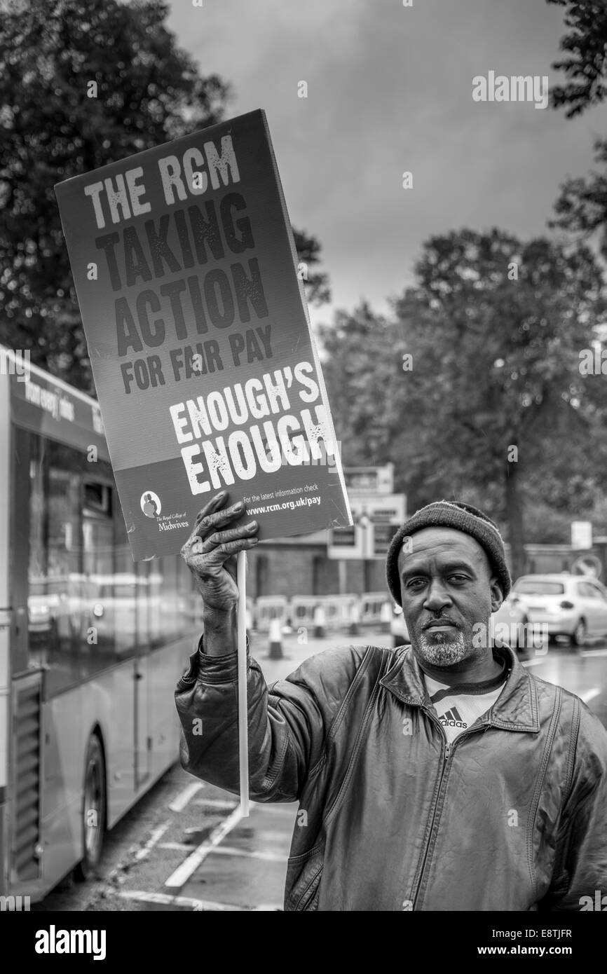 Nottingham,ospedale della città,UK.13 Ottobre 2014 . NHS-lavoratori,ostetriche, infermieri e personale di ambulanza,protestando fuori dall ospedale della città Foto Stock