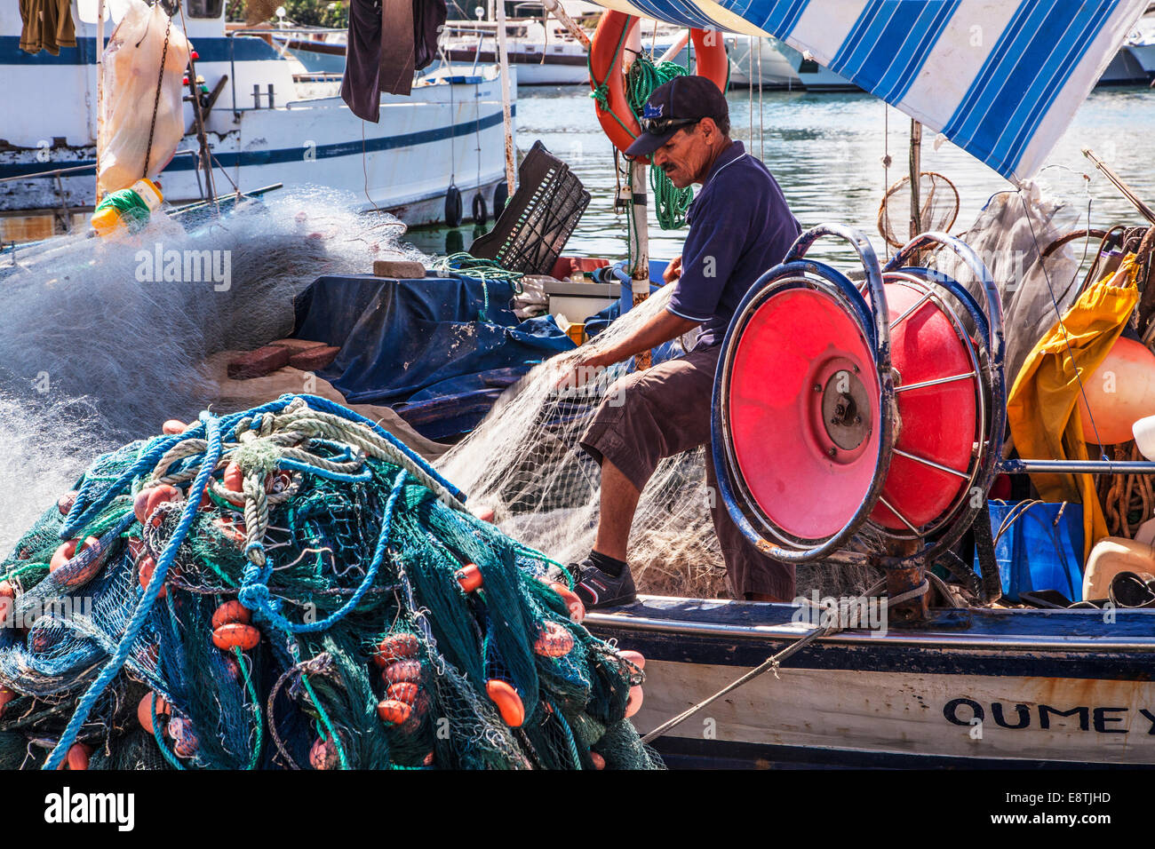 Un pescatore tendendo le sue reti a Port el Kantoui in Tunisia. Foto Stock