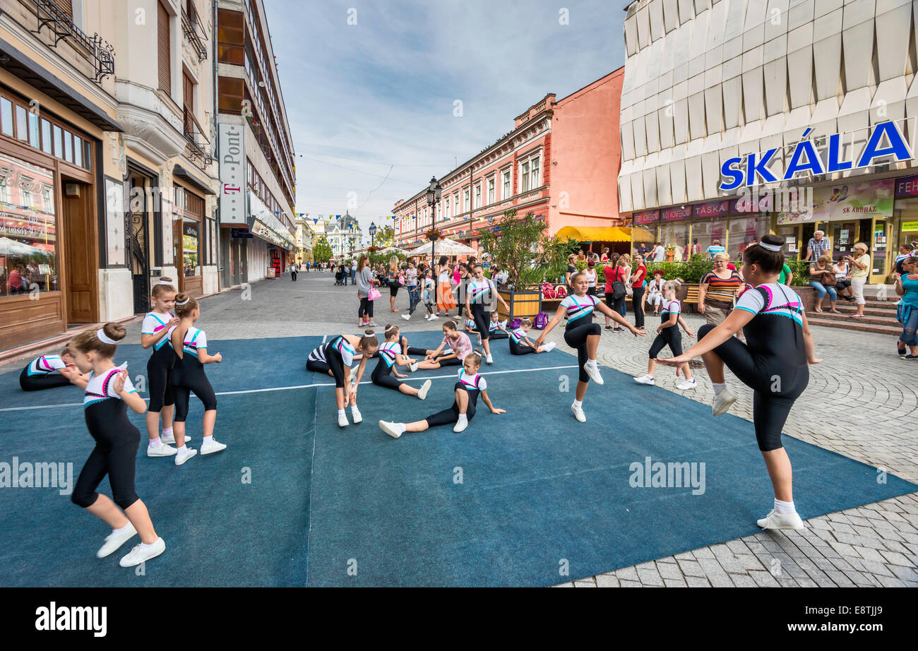 I bambini la pratica prima di performance di danza a Szarvas utca area pedonale in Nyiregyhaza, Ungheria Foto Stock