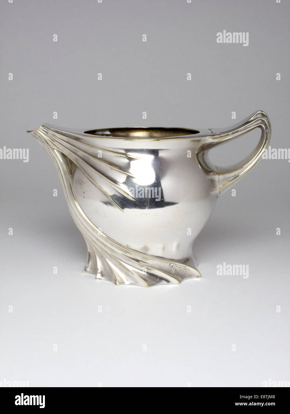 Quist art nouveau placcato argento bricco per latte progettato da Paolo Follot Foto Stock