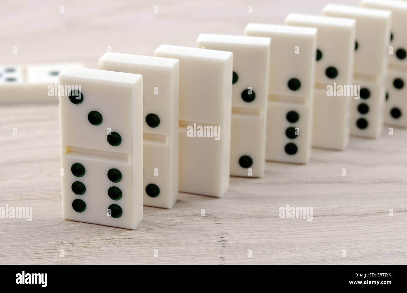 Vista superiore del domino gioca su un tavolo di legno Foto Stock