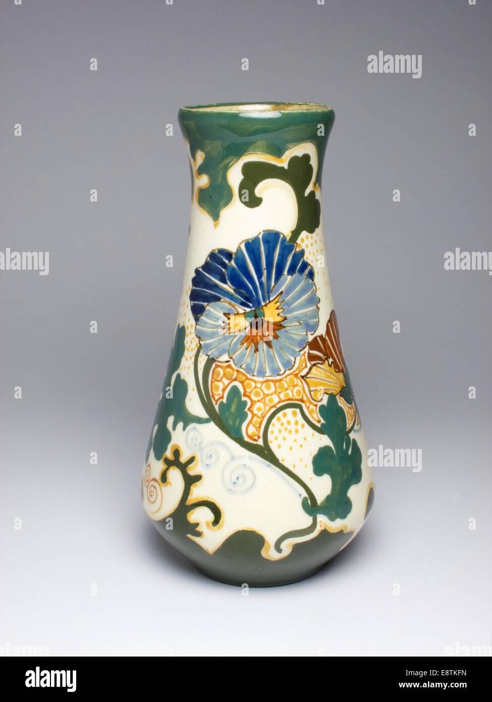 Arnhem ceramiche Art Nouveau vaso dipinto con pansies alta 15cm Foto Stock