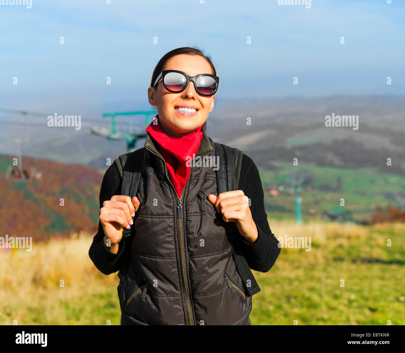 Pretty girl il turista in montagna al tramonto Foto Stock