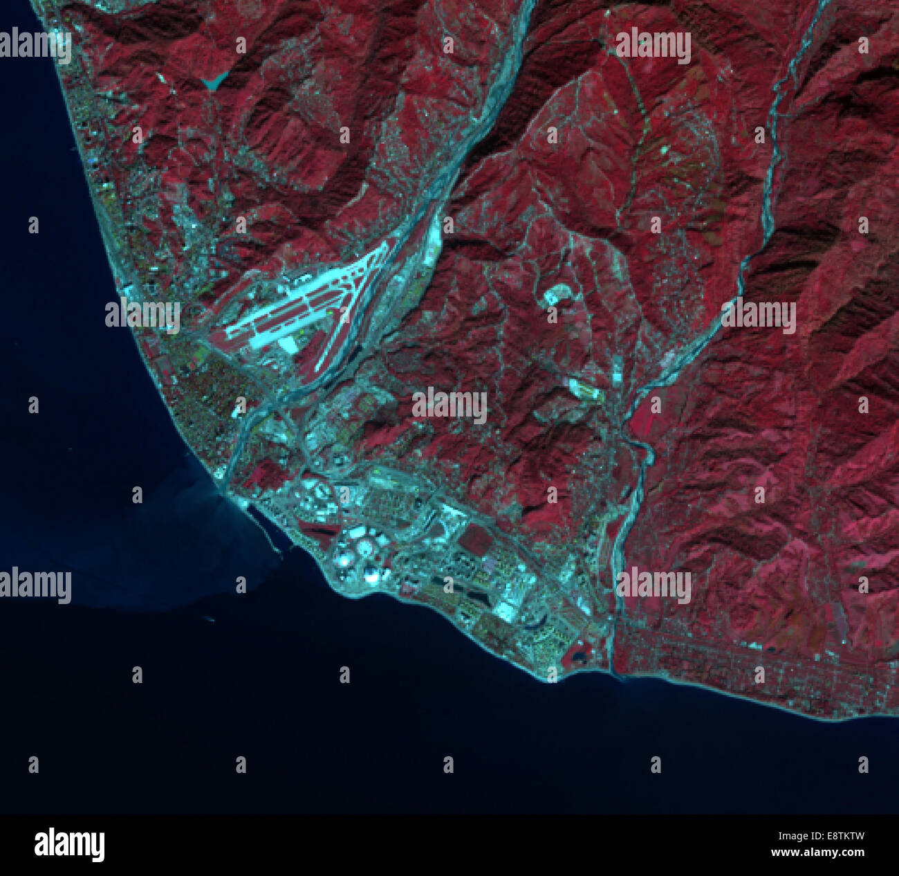Un'immagine satellitare a colori falsi dalla NASA mostra la trasformazione di Adler nell'Olympic Coastal Cluster, con il vicino Olympic Village e la stazione ferroviaria, in vista delle Olimpiadi di Sochi del 2014. Foto Stock