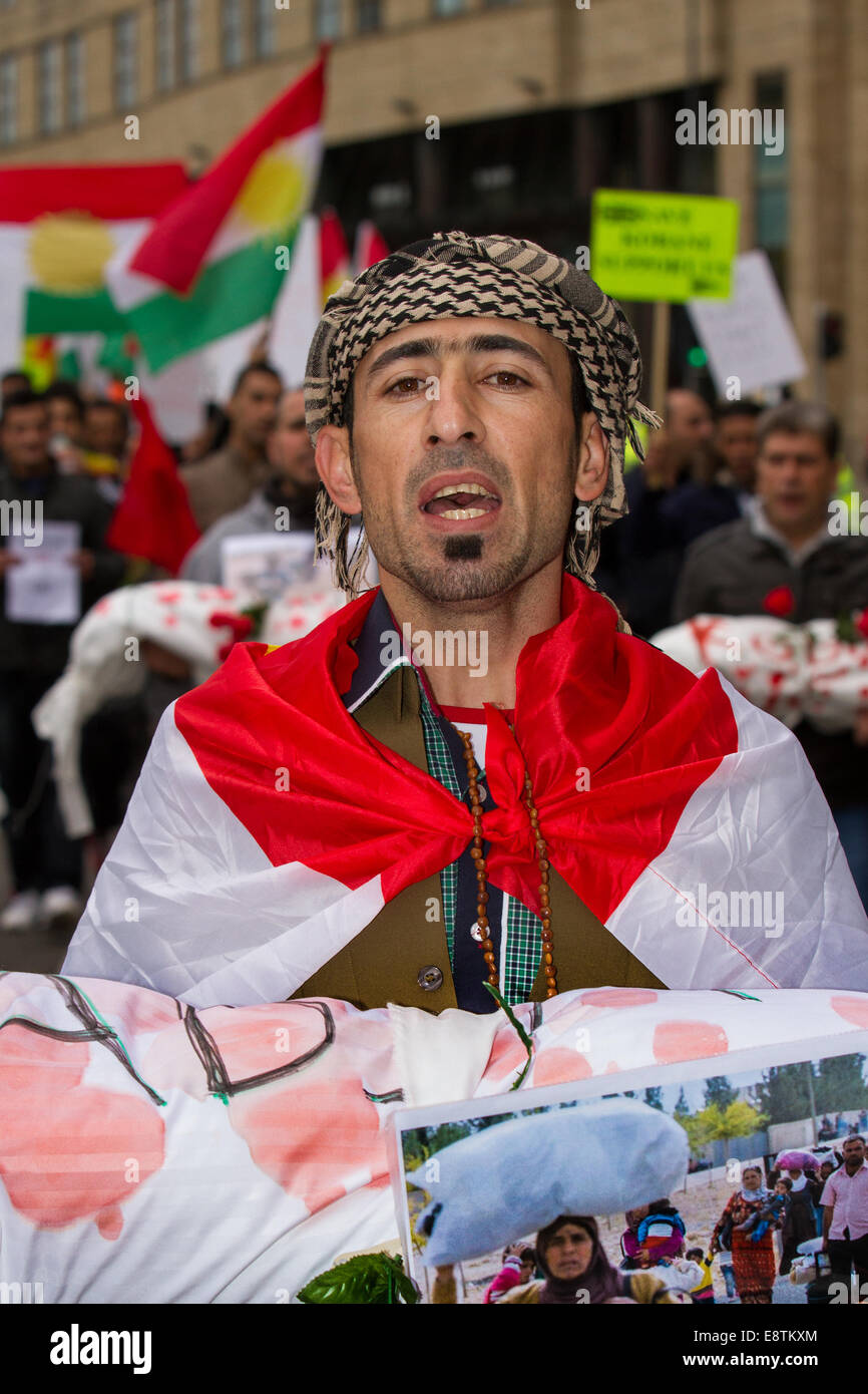 Anti-ISIS è un cartello terroristico; protesta alla stazione di Lime Street, Liverpool, Merseyside, Regno Unito i manifestanti marciano attraverso il centro di Liverpool per dimostrare contro il gruppo terroristico ISIS. Circa 300 manifestanti marciarono lungo Church Street, Bold Street e Renshaw Street prima di decapare fuori dalla stazione di Lime St. I manifestanti hanno sventolato bandiere con slogan come "Unite contro il terrore ISIS in Kurdistan" & Save Kobane. Le proteste, organizzate da 'le unità di protezione del popolo', anche note come YPG, durarono per due ore. Ottobre 2014 Credit: Cernan Elias/Alamy Live News Foto Stock