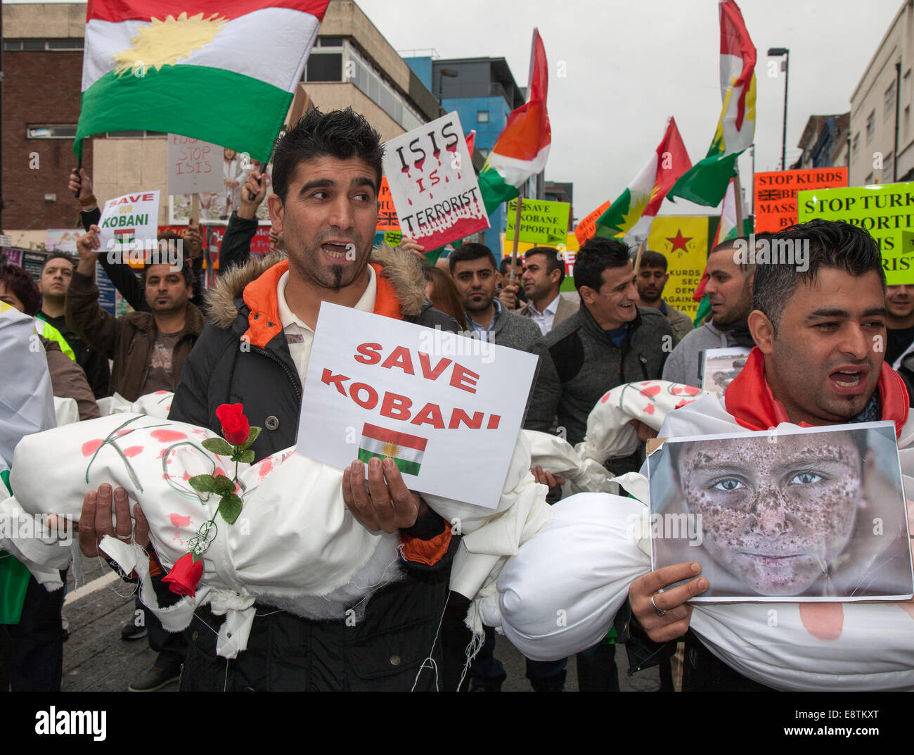 Liverpool, Merseyside Regno Unito . 14 ottobre, 2014. 'Salva Kobani' Anti ISIS protesta alla stazione di Lime Street. I manifestanti hanno marciato attraverso il centro di Liverpool a dimostrare contro il gruppo terrorista ISIS. Circa 300 dimostranti hanno marciato lungo Church Street, Bold Street e Renshaw Street prima di picchetti al di fuori di calce stazione St. I manifestanti sventolate le bandiere con slogan come "unirsi contro il terrore di ISIS in Kurdistan". Le proteste, organizzato da "popolo della unità di protezione'- noto anche come YPG, durò per due ore. Credito: Cernan Elias/Alamy Live News Foto Stock