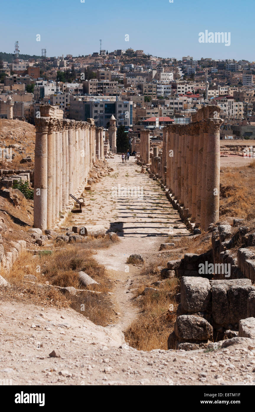Giordania: la città romana di Gerasa e Jerash moderno in background tramite l'antico colonnato Foto Stock