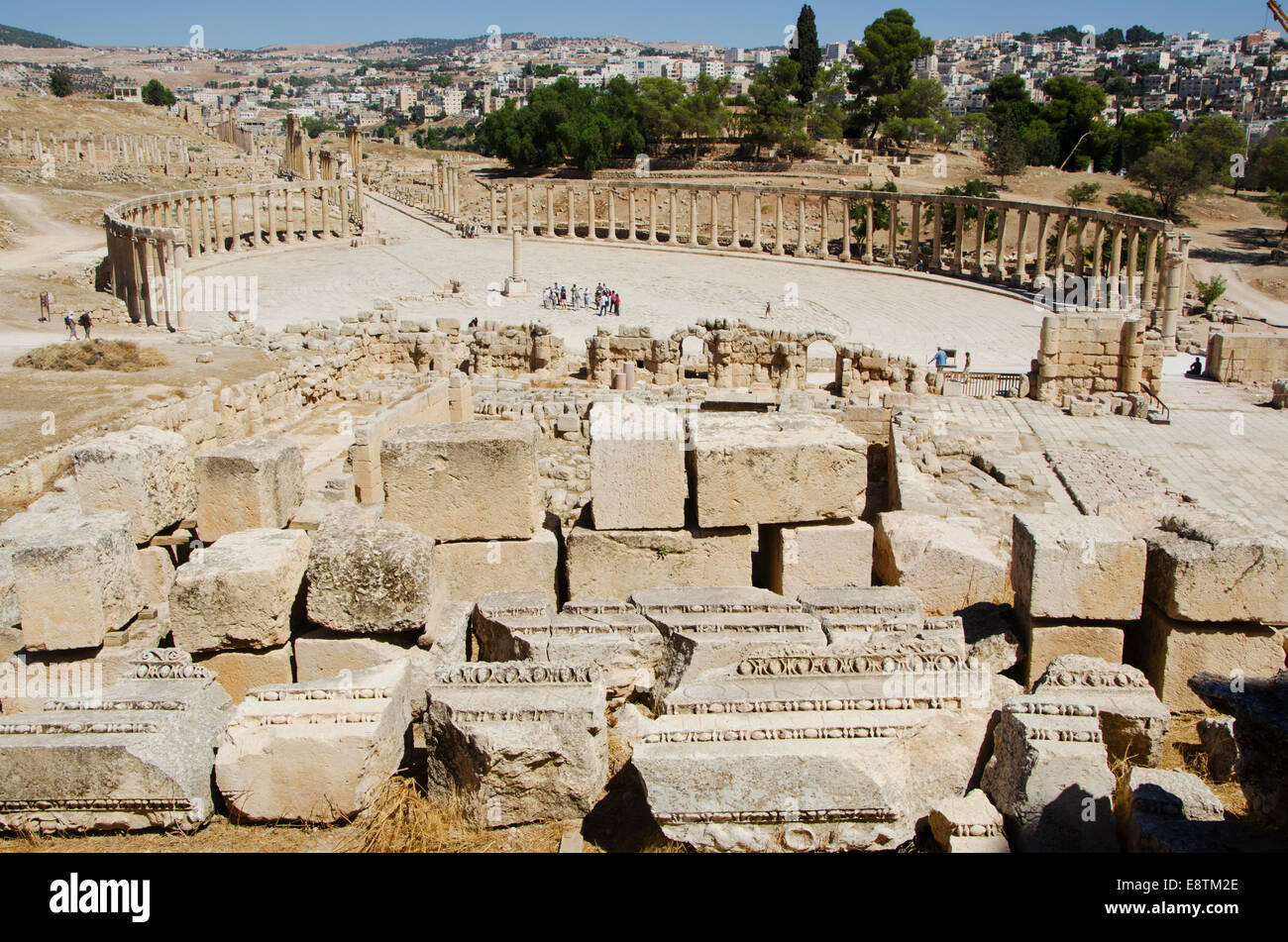 Giordania, il Medio Oriente e la città romana di Jerash: panoramica del Forum ovale, il colonnato e il cardo maximus, Pompei di EST Foto Stock