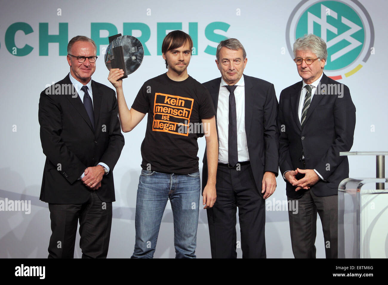 Gelsenkirchen (Germania). Xiv oct, 2014. Simon Mueller (2-L) da FC Bayern Monaco di Baviera fan club 'Schickeria" è assegnato il Julius Hirsch Award dal tedesco Football Association (DFB) - Accanto a lui sono amministratore delegato del Bayern Monaco di Baviera Karl-Heinz Rummenigge (L-R), DFB presidente Wolfgang Niersbach e giornalista Marcel Reif (C) - a Hans-Sachs-Haus a Gelsenkirchen, Germania, 14 ottobre 2014. La DFB onora le persone e le istituzioni con la Giulio Hirsch Award per il loro impegno per la libertà, la tolleranza e la filantropia. Foto: FREDRIK VON ERICHSEN/dpa/Alamy Live News Foto Stock