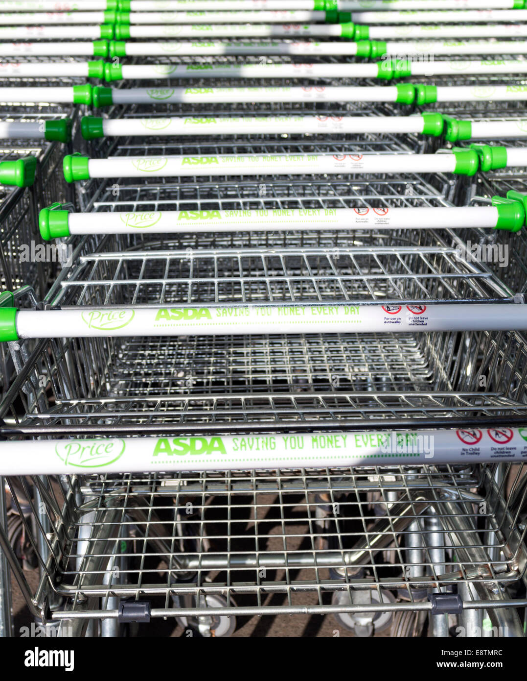 Messa a fuoco poco profonda immagine di Asda carrelli di shopping Foto Stock