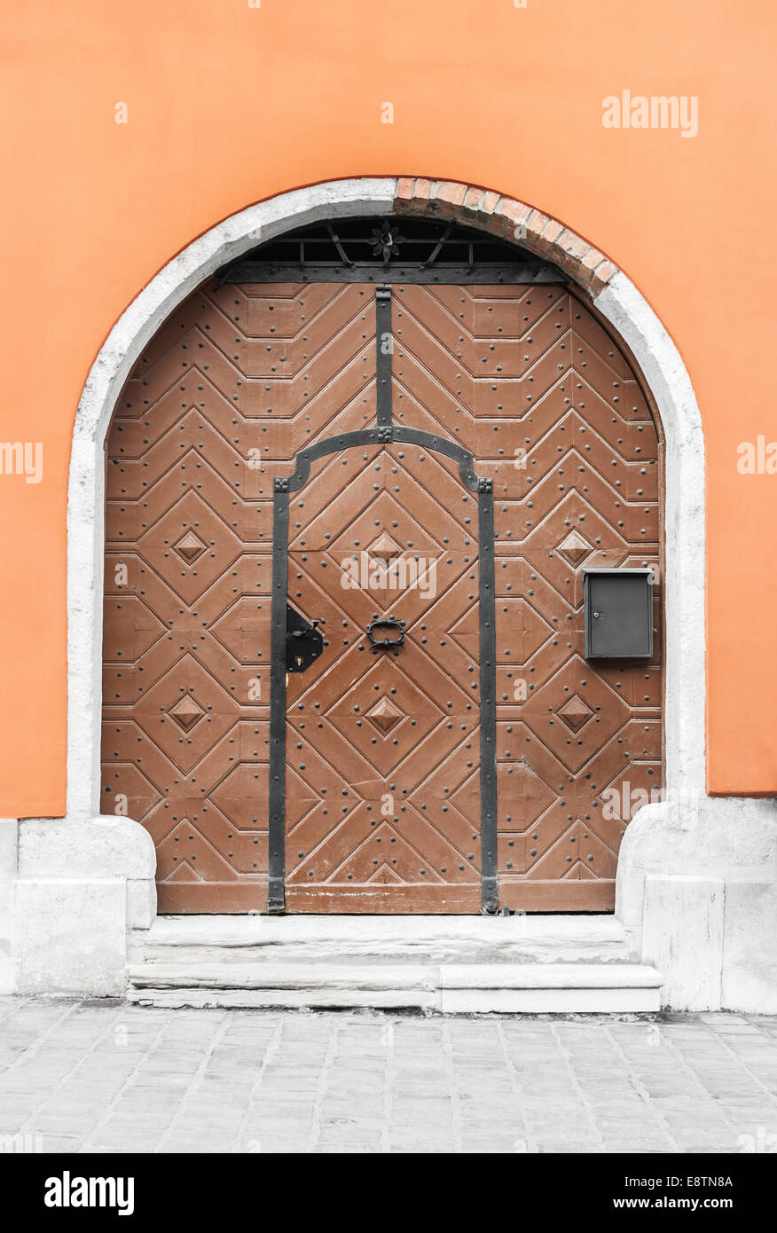 Vecchia porta di legno a Buda Palace di Budapest, Ungheria. Foto Stock