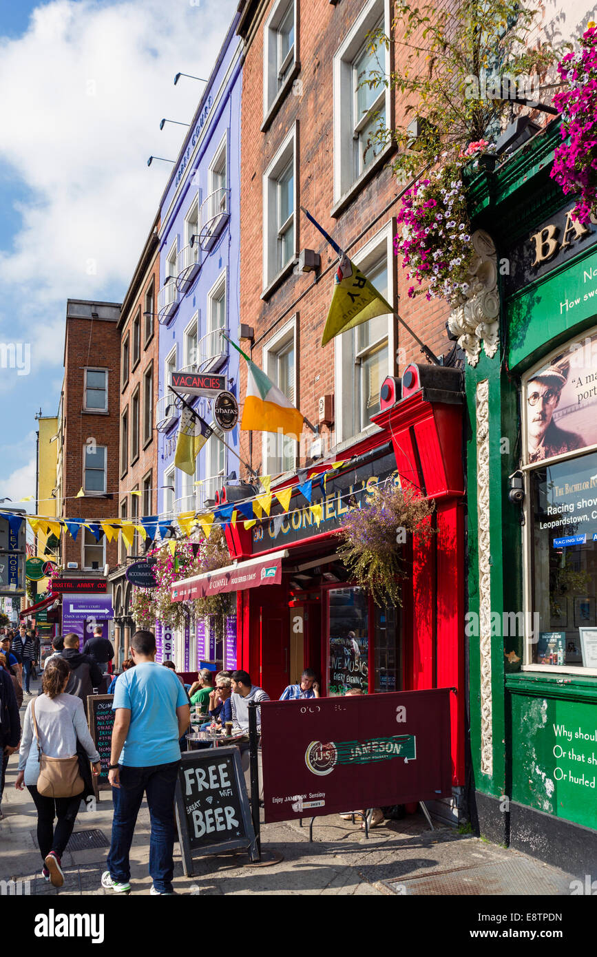 Negozi e pub sui laureati a piedi nel centro della città, a Dublino Repubblica di Irlanda Foto Stock