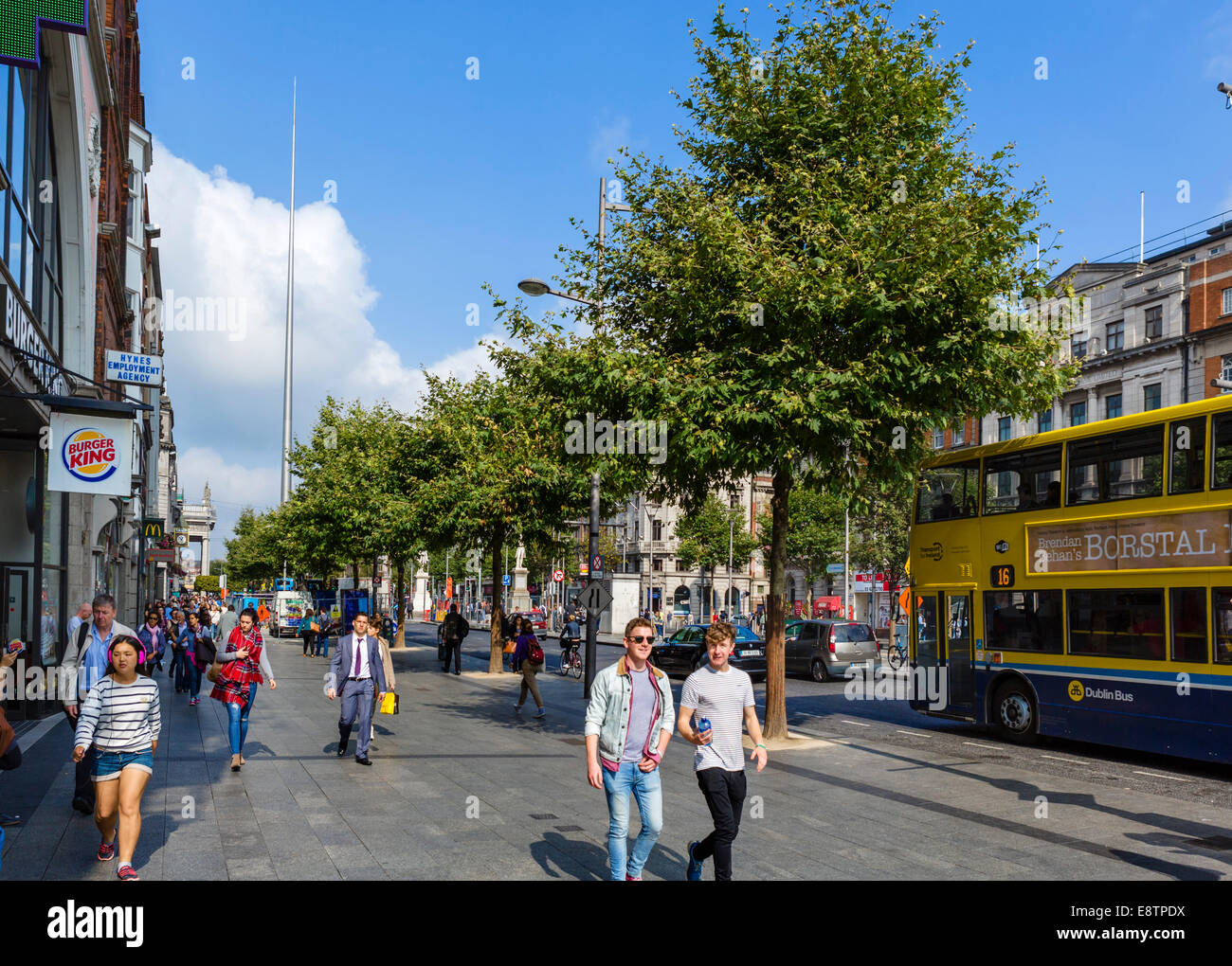 O'Connell Street guardando verso la guglia, Dublin City, Repubblica di Irlanda Foto Stock