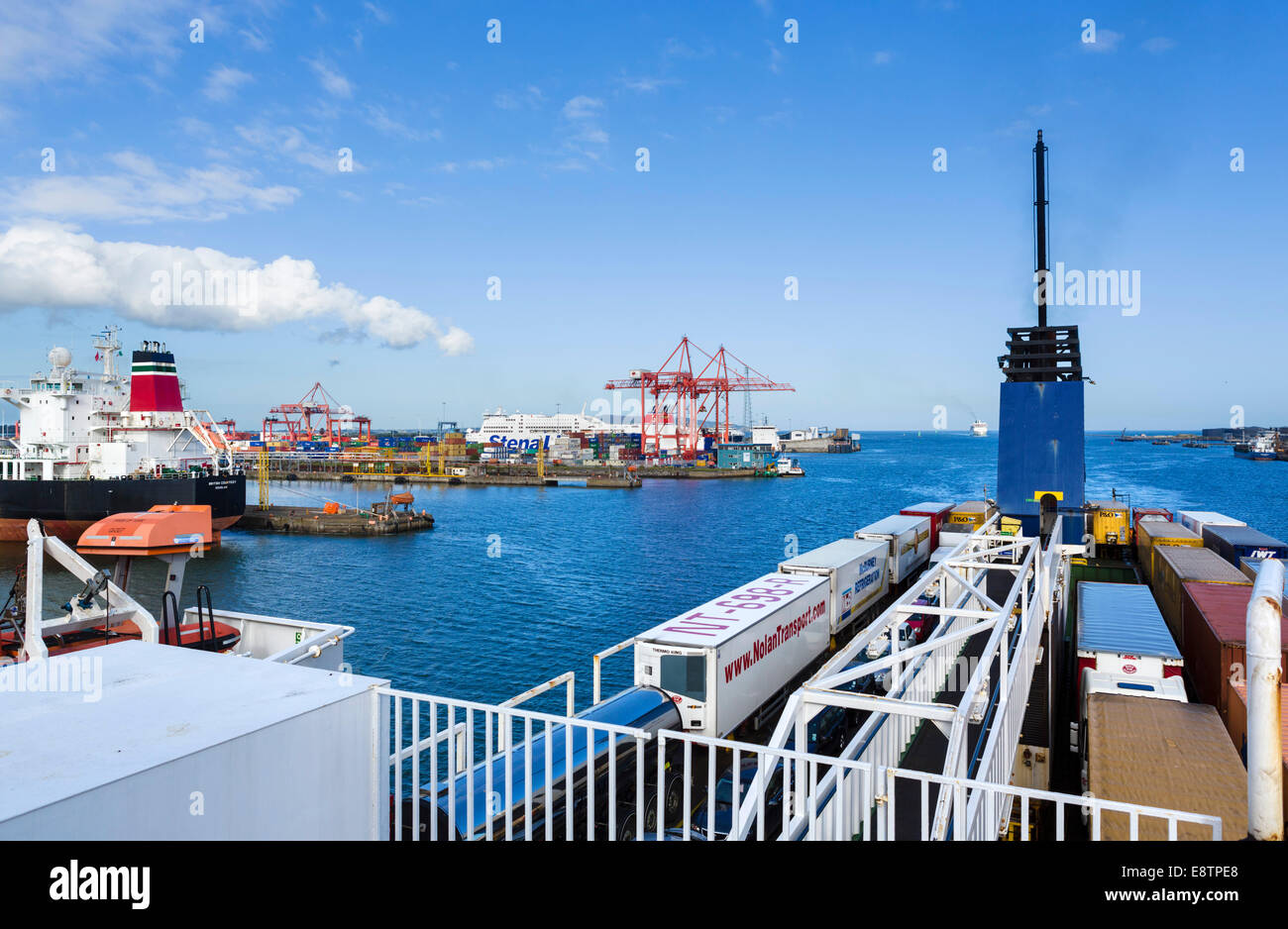 Porto di Dublino dal ponte di una P&O Irish Ferries traghetto, Dublin City, Repubblica di Irlanda Foto Stock