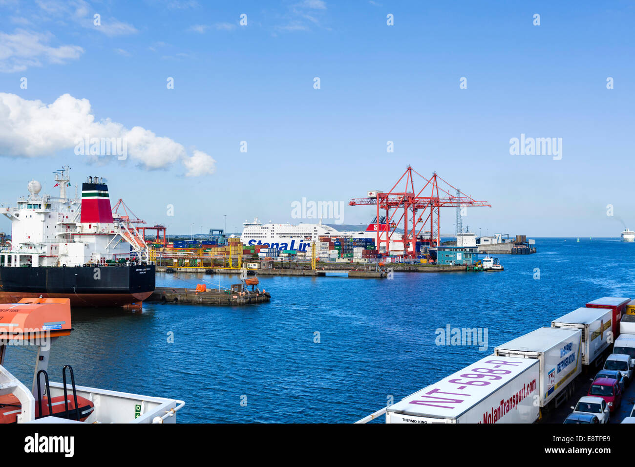 Porto di Dublino dal ponte di una P&O Irish Ferries traghetto, Dublin City, Repubblica di Irlanda Foto Stock