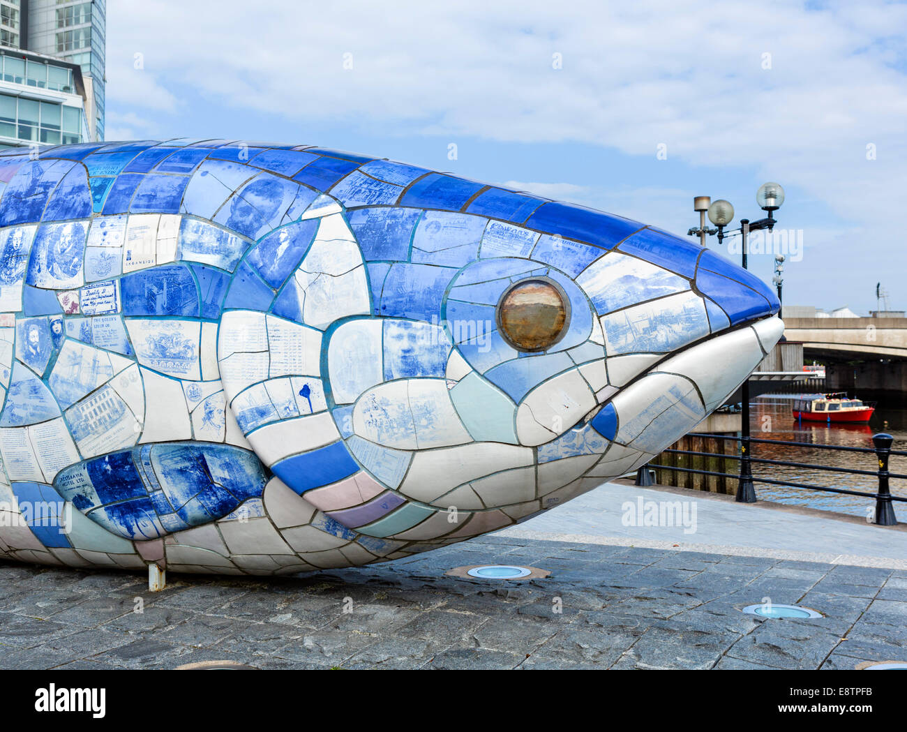 La grande scultura di pesce da John gentilezza, Donegall Quay, fiume Lagan, Belfast, Irlanda del Nord, Regno Unito Foto Stock