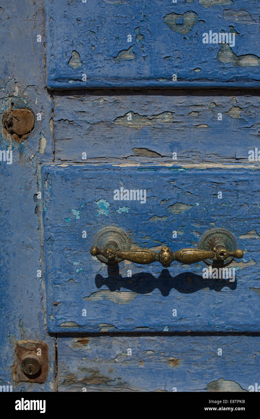 Dettagli porta blu tipico di Essaouira, Marocco Foto Stock