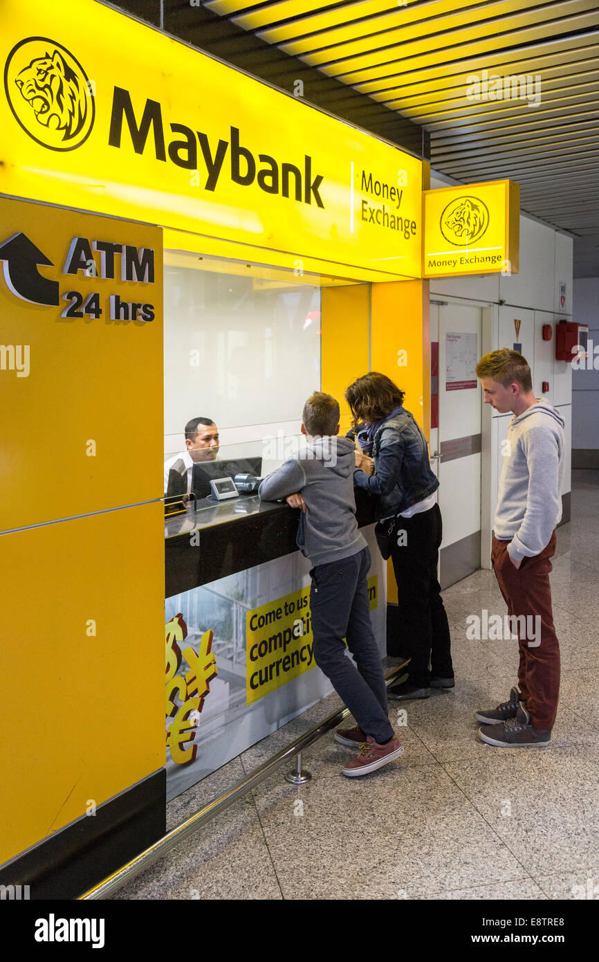 Lo scambio di denaro chiosco ant ATM, servizi aeroportuali, Kuala Lumpur, Malesia Foto Stock