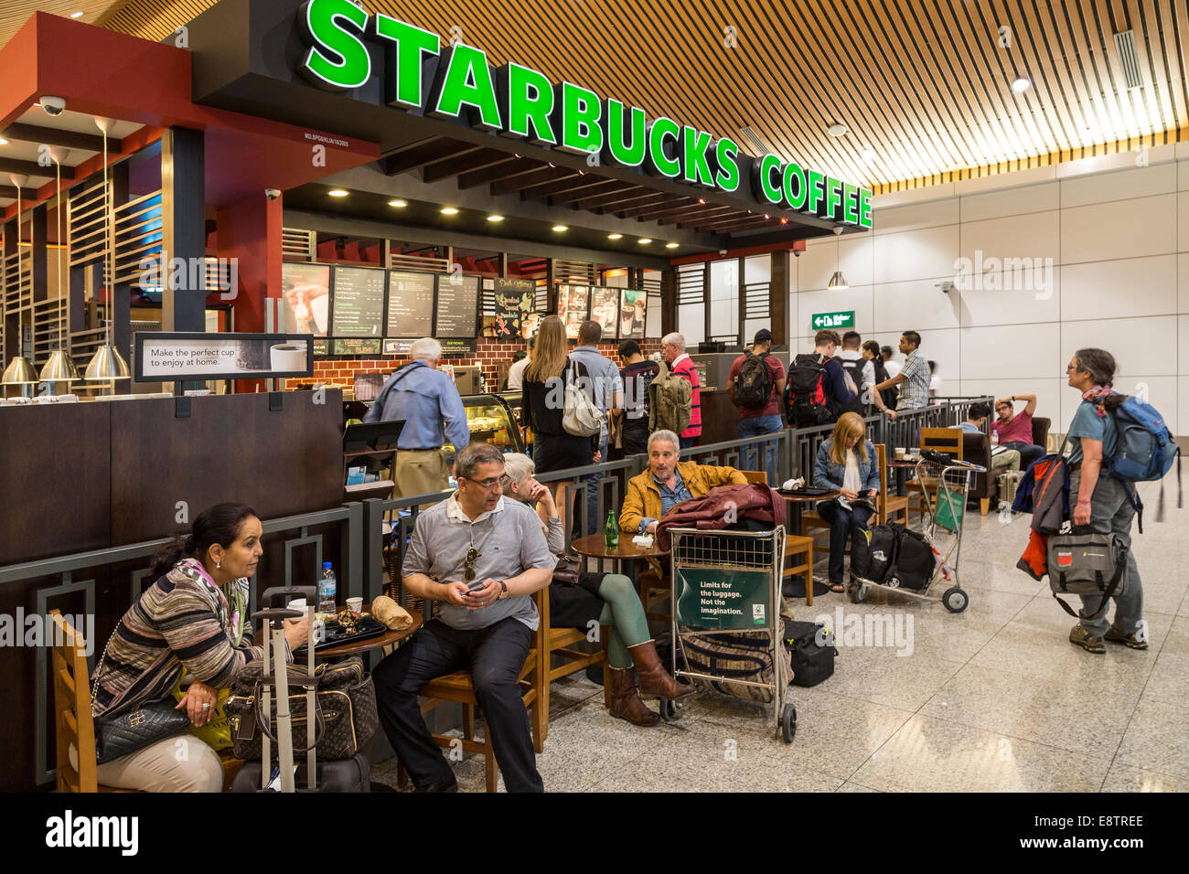 Starbucks Coffee shop in aeroporto, Kuala Lumpur, Malesia Foto Stock