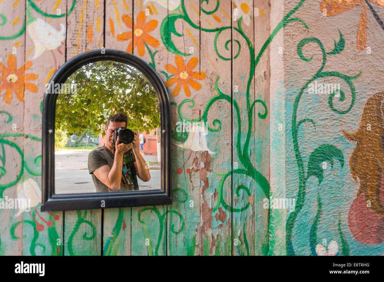 Me riprendere me sullo specchio in strada Foto Stock