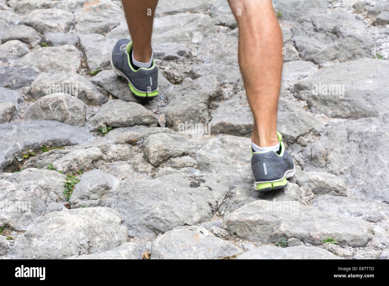 Scarpe sportive ed esercizio camminando sul sentiero di montagna Foto Stock