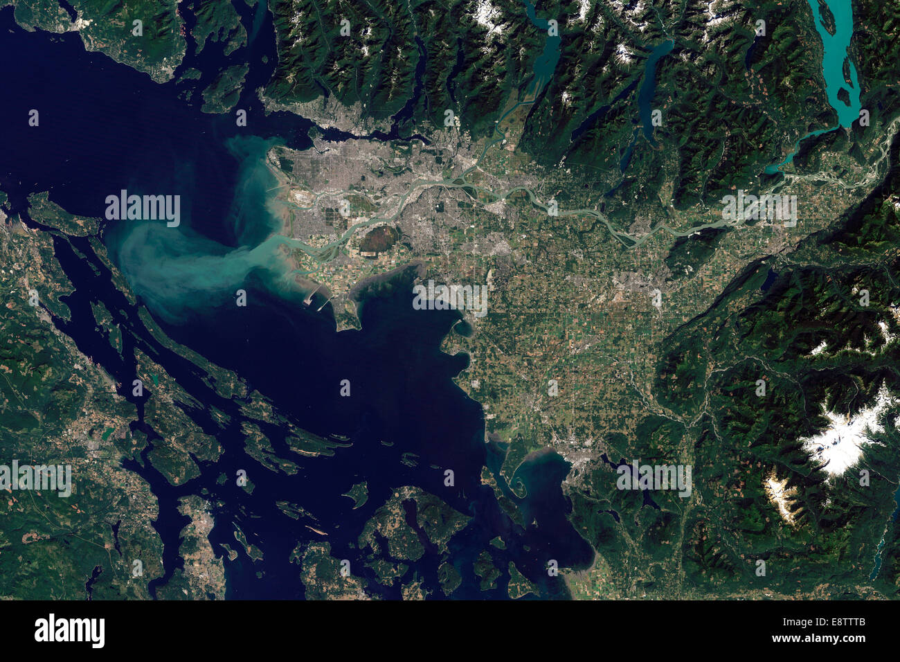 La mappa tematica sul satellite Landsat 5 satelliti catturato questa immagine di Vancouver il 7 settembre 2011. Che fluisce attraverso i canali intrecciato, il Fraser Fiume si snoda verso il mare, svuotamento attraverso le aperture multiple di uscita. Foto Stock