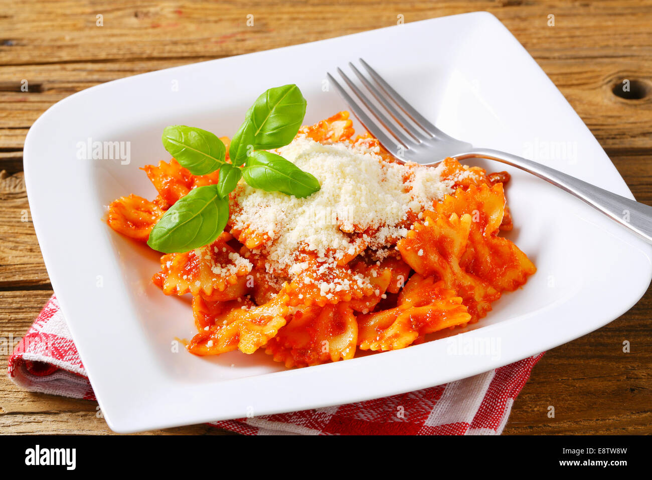 Filtro Bow tie pasta con salsa di pomodoro e scaglie di parmigiano Foto Stock