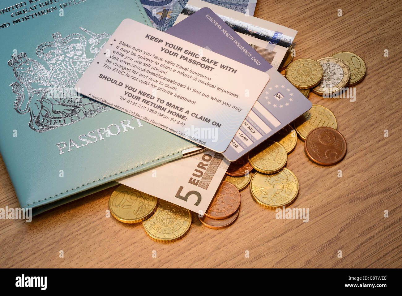 Passaporto britannico con un team card e di monete metalliche in euro Foto Stock