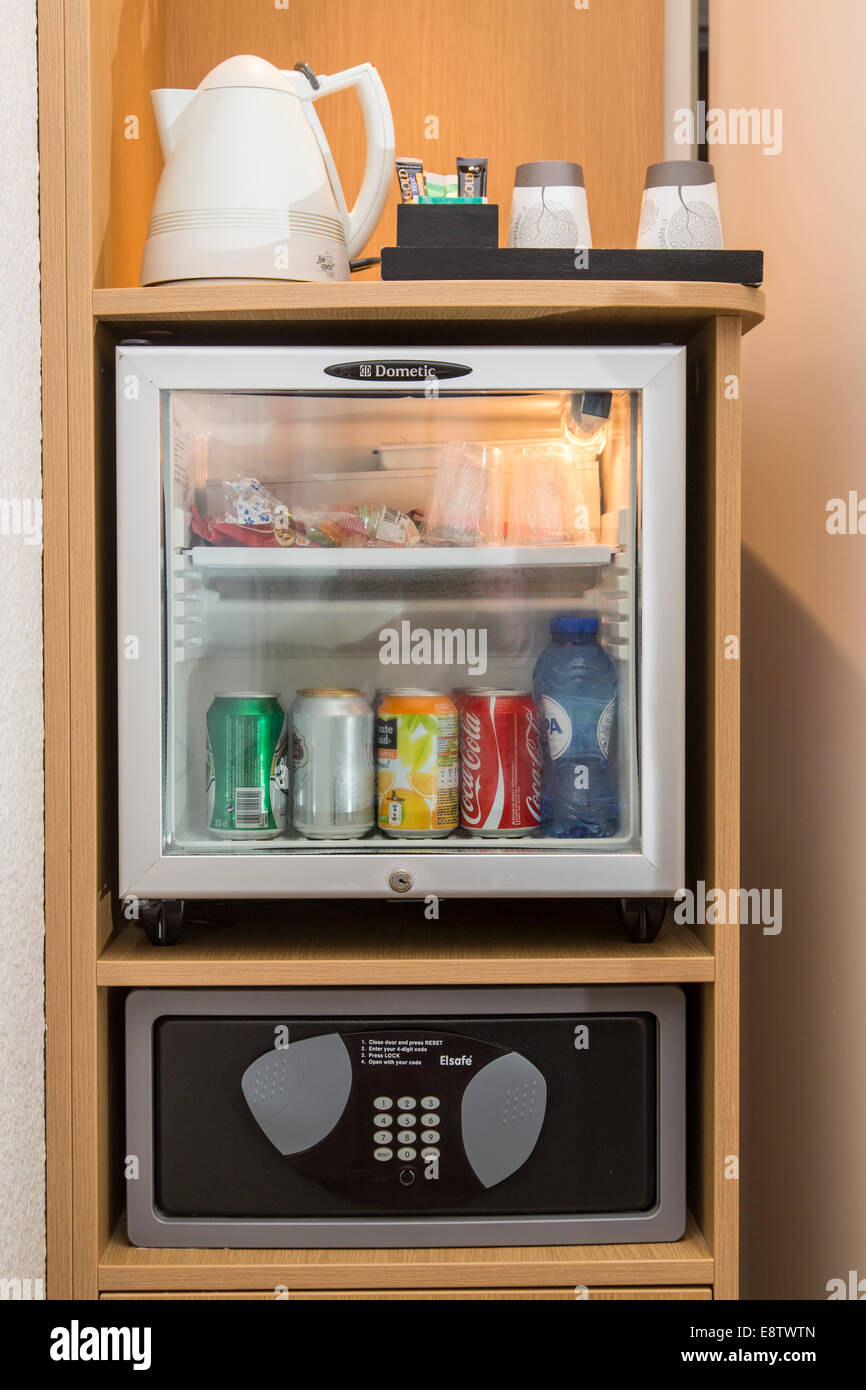 Mini bar, frigorifero, in un hotel, riempiti con diverse bevande, cassetta  di sicurezza in camera Foto stock - Alamy