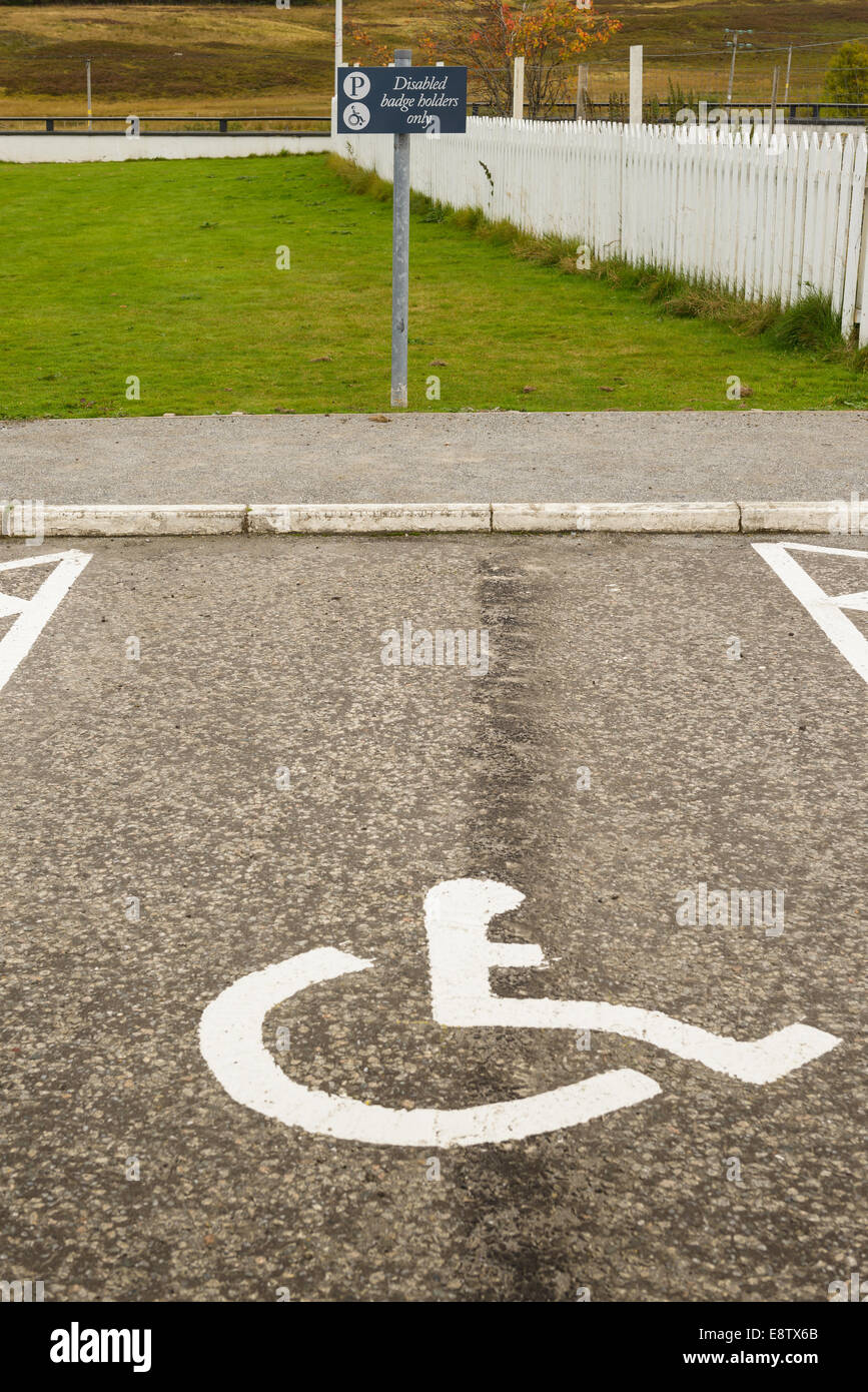 Un parcheggio disabili spazio con simbolo e segno di un parcheggio auto. Lo spazio non è occupato. Foto Stock