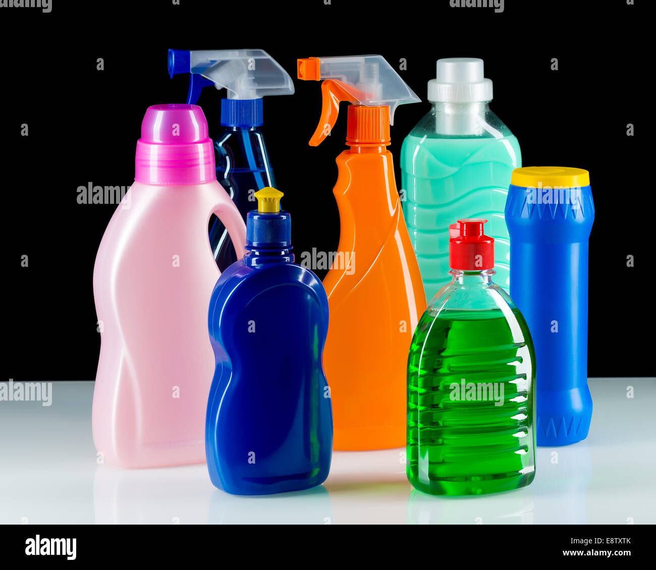 Prodotto di pulizia per contenitori in plastica per casa pulita su sfondo nero Foto Stock