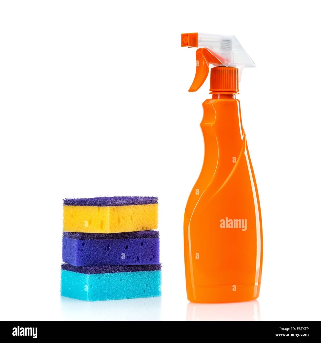 Le bottiglie di plastica di prodotti di pulizia e spugne . Isolato su sfondo bianco Foto Stock