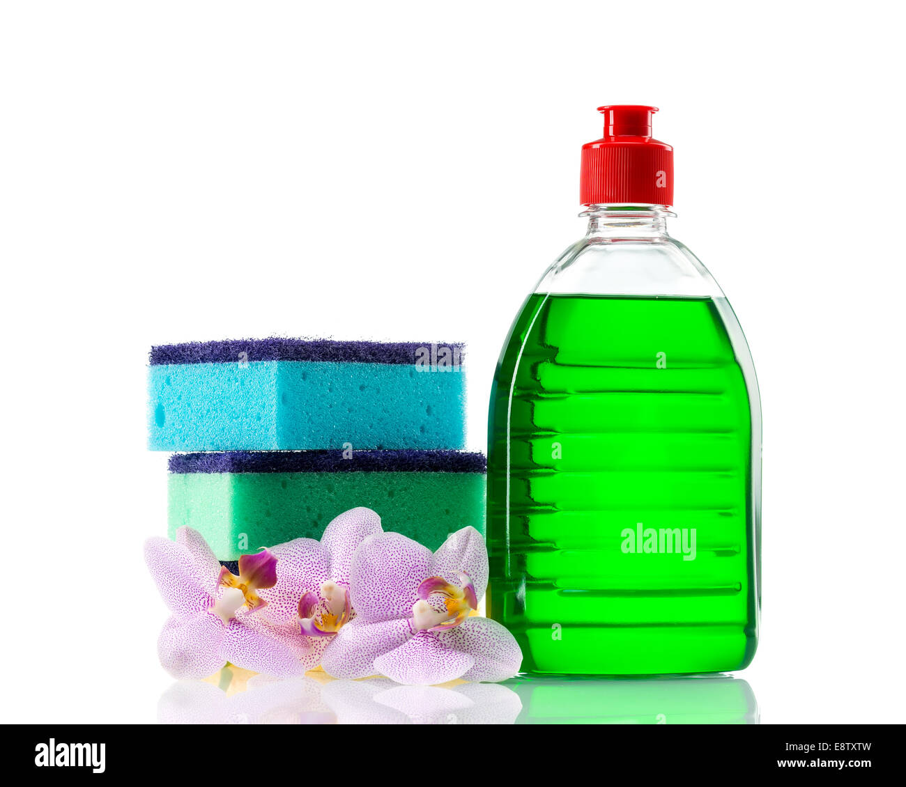 Le bottiglie di plastica di prodotti di pulizia e spugne . Isolato su sfondo bianco Foto Stock