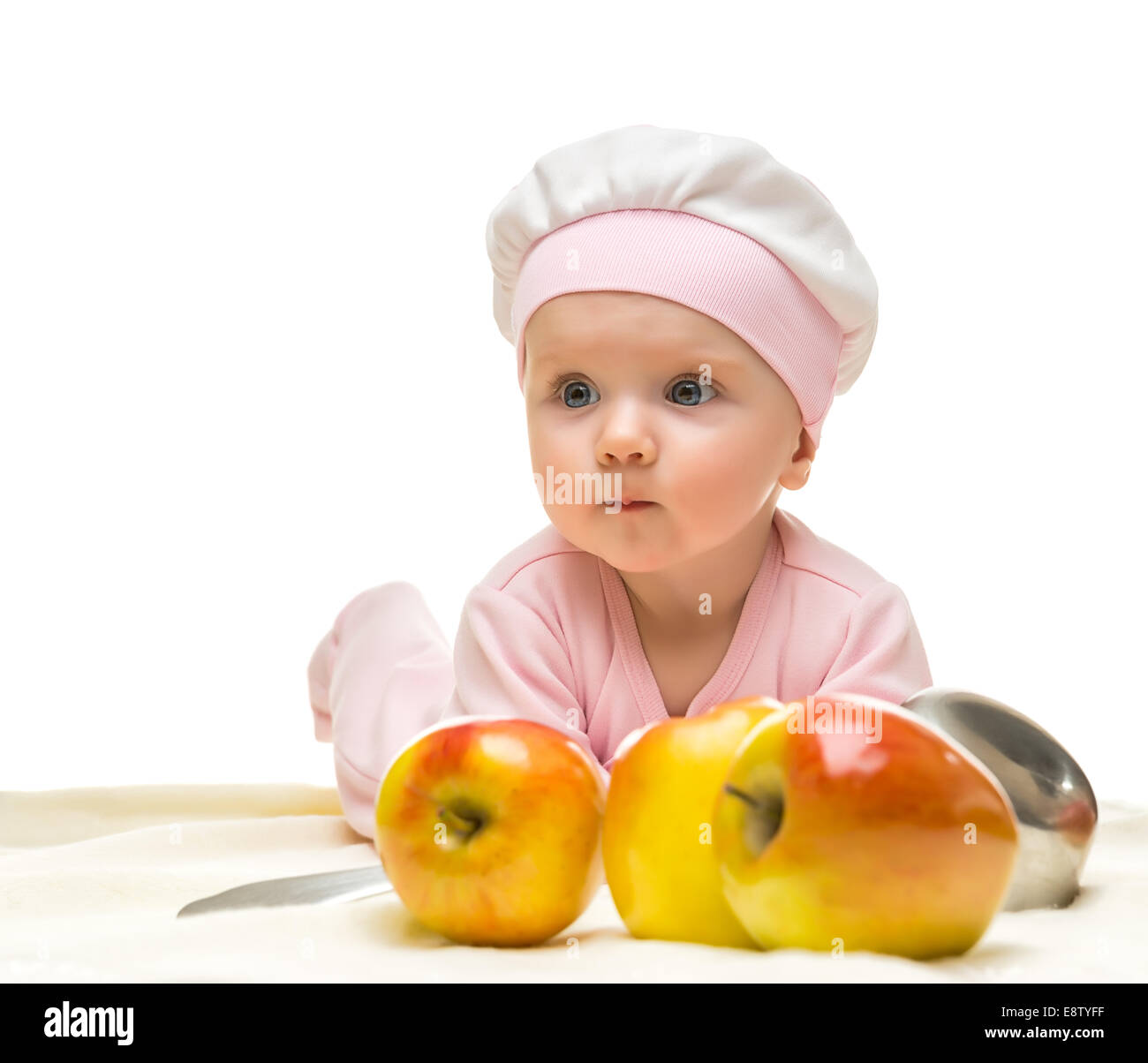 Piccolo bambino sta cercando la fotocamera e Apple su sfondo bianco Foto Stock