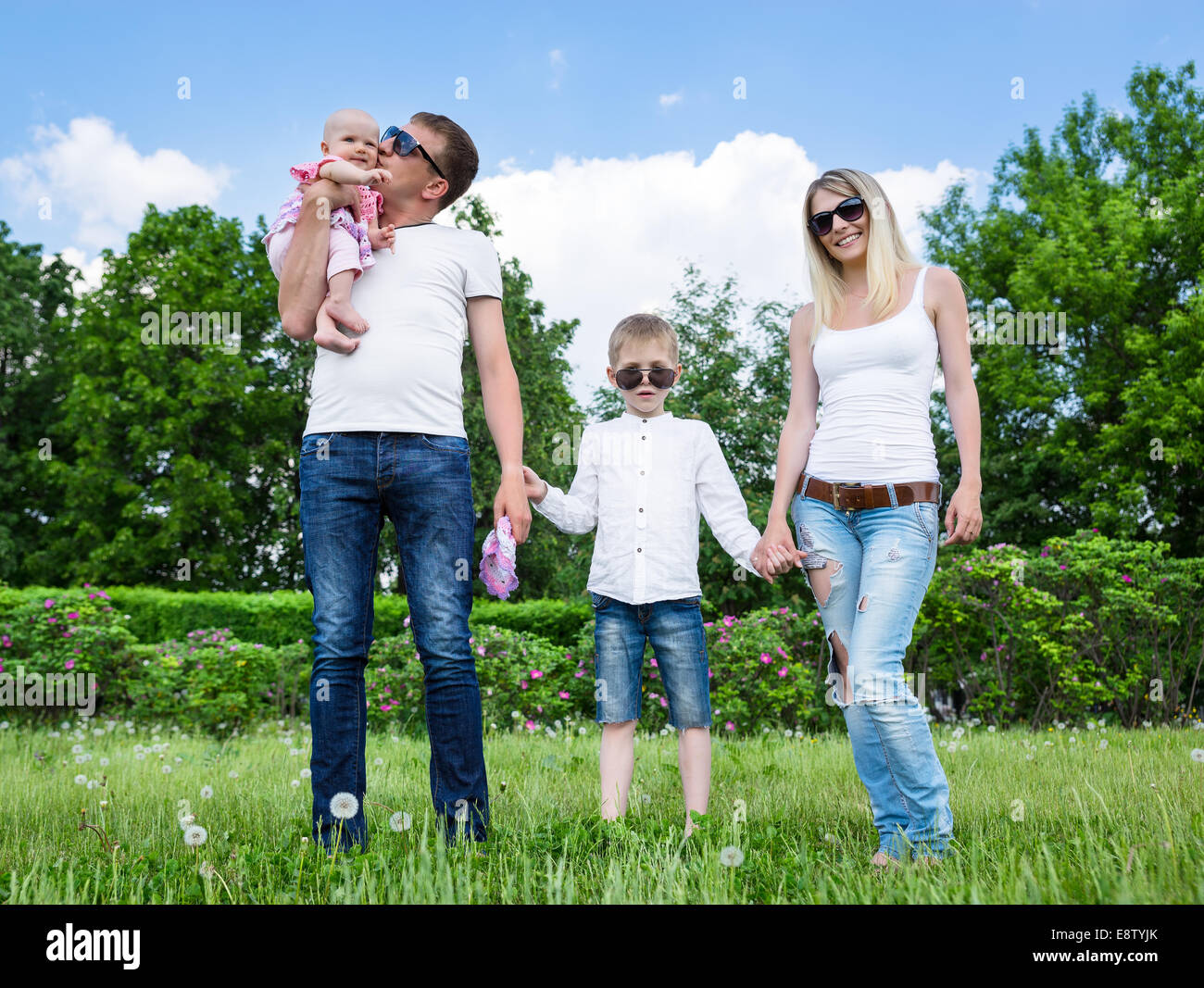 Ritratto di famiglia felice in giardino Foto Stock