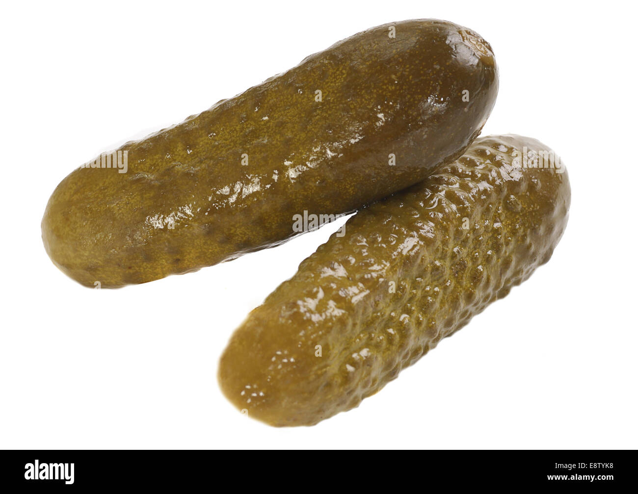 Due dill pickles isolato su uno sfondo bianco Foto Stock