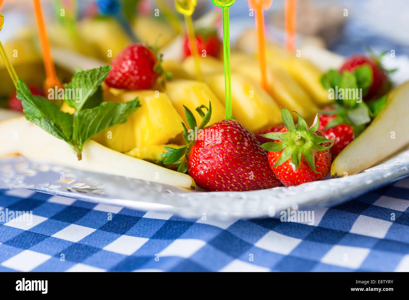 Varie fette di frutta sulla piastra sul tovagliolo di close-up Foto Stock