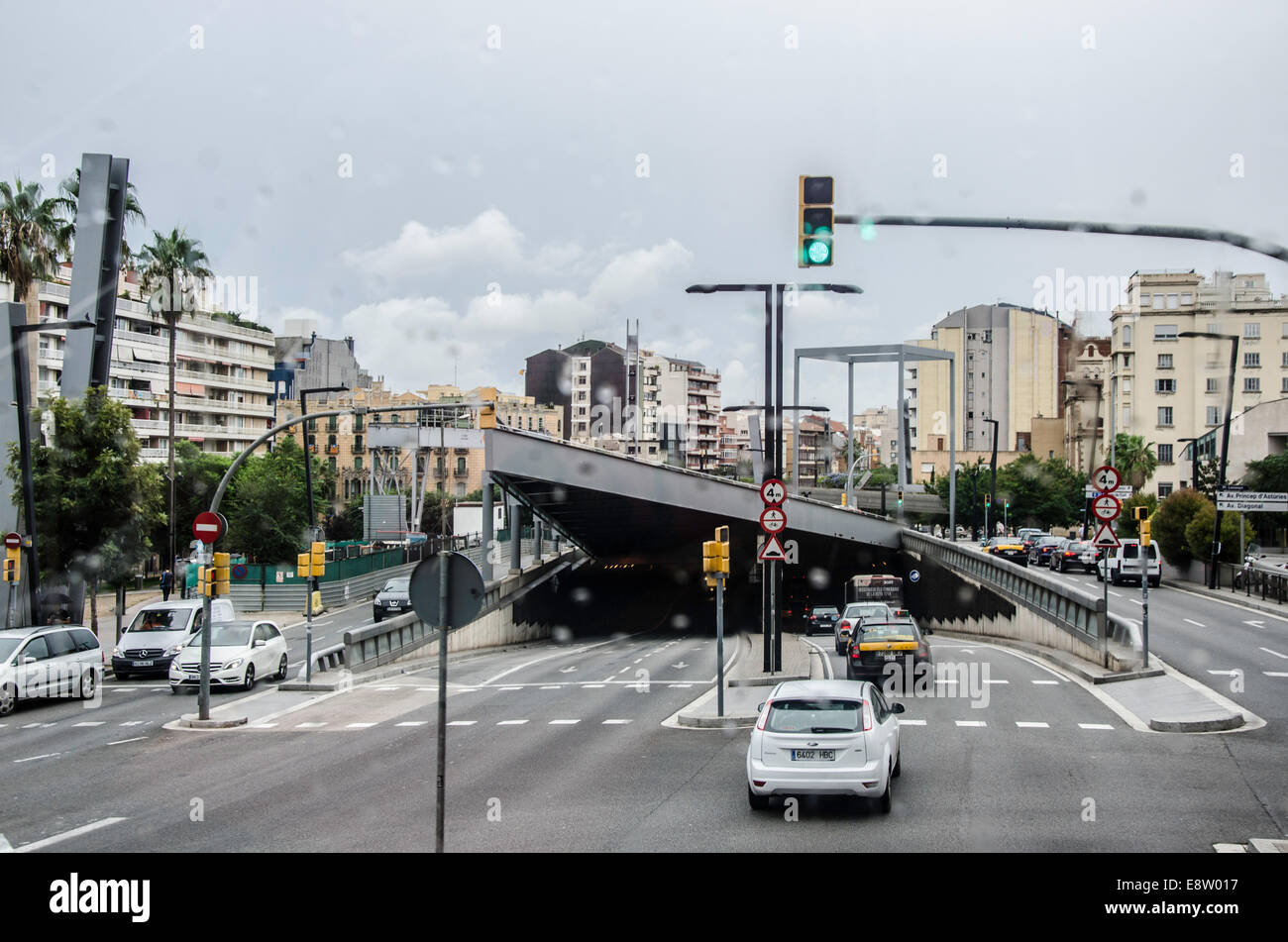 Osservazione dei viaggi attraverso Barcellona via pubblica e il trasporto personale, una pausa nel tempo che si blocca un occupato i pendolari. Foto Stock