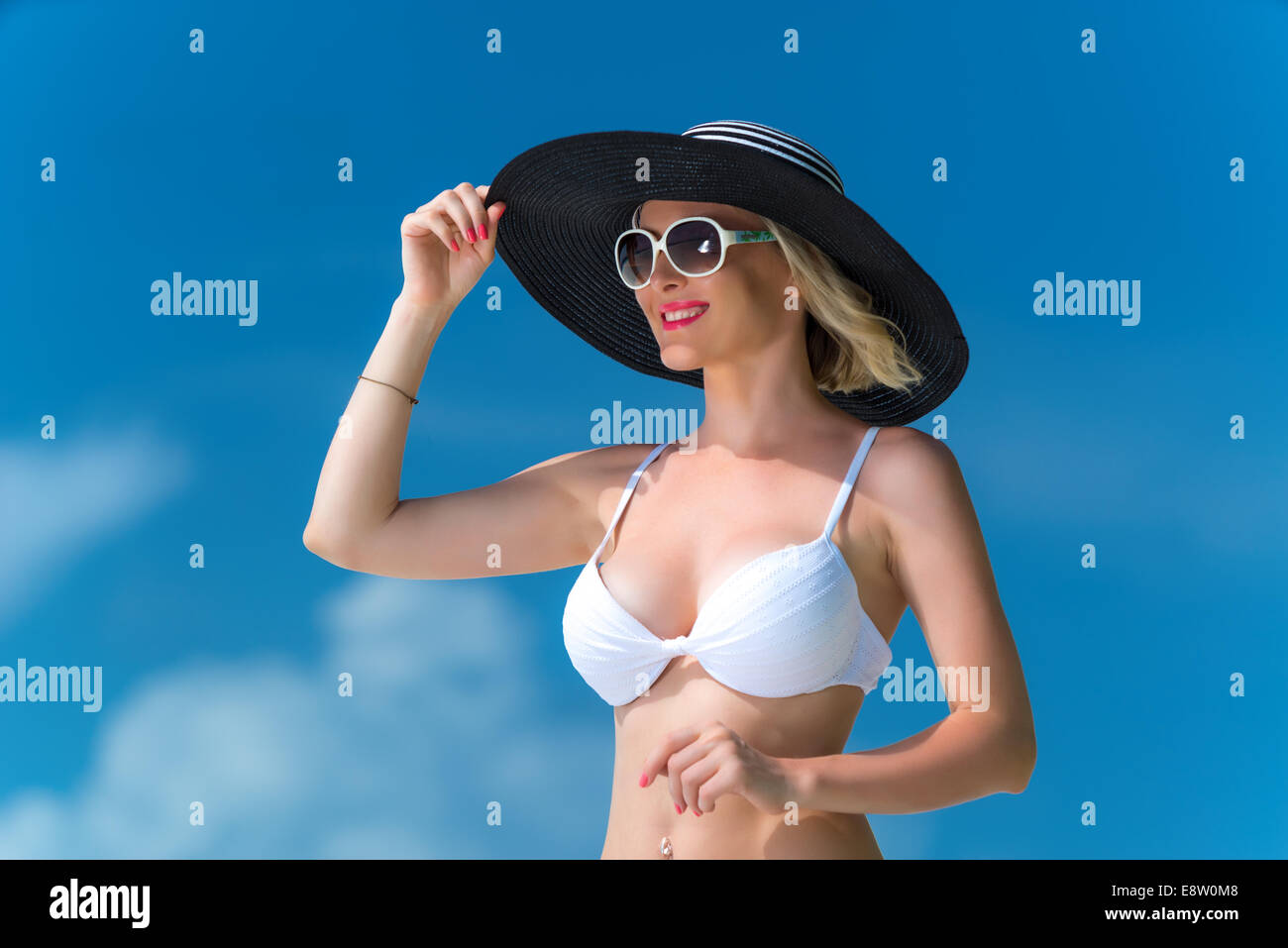 Felice giovane donna sulla spiaggia, bella faccia femmina outdoor ritratto, graziosa ragazza di sano relax al di fuori, natura divertimento e gioia Foto Stock