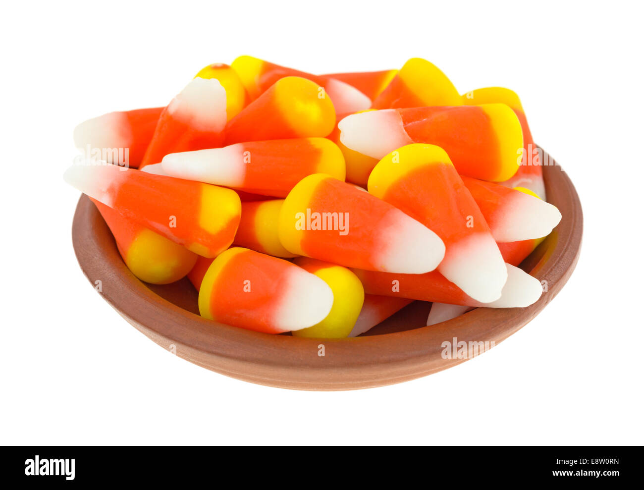 Halloween Candy di chicchi di mais in una piccola ciotola su uno sfondo bianco. Foto Stock