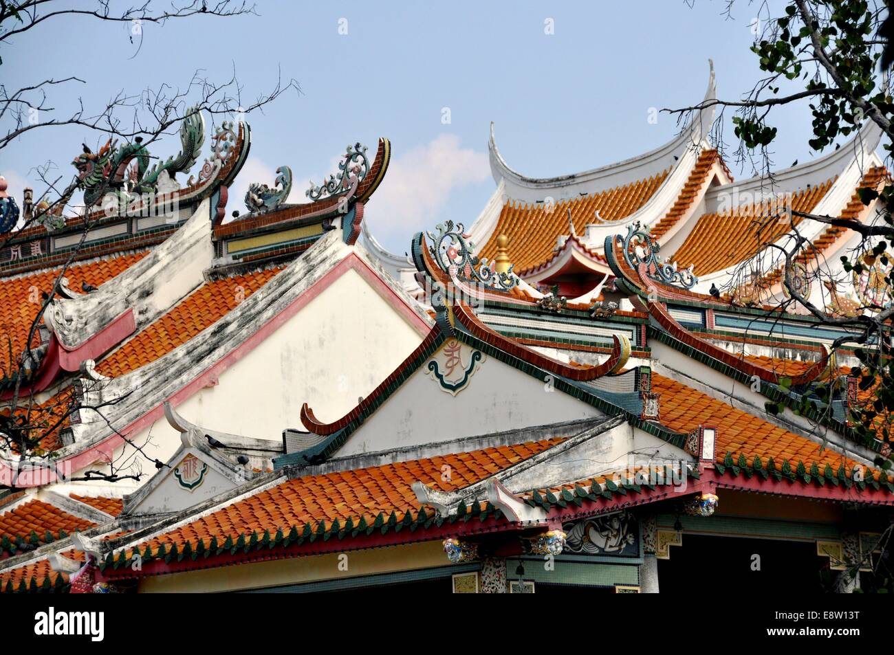 KANCHANABURI THAILANDIA: tetti con battenti cornicione decorato con draghi in ceramica e ornamenti a Qing Shou Si tempio Foto Stock